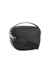 Sort rektangulær crossbody-taske med kort håndtag og aftagelig bred stofrem, sølvhardware, på hvid baggrund.