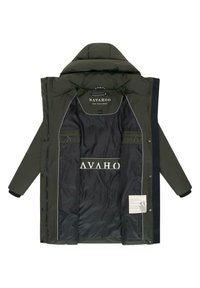 Mørkegrøn parka med hætte, der har en sort foring, hvide detaljer, flere indvendige lommer og et mærke på det højre indvendige søm.