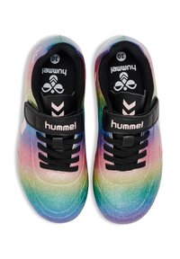 Scarpe con gradiente arcobaleno caratterizzate da una superficie liscia e lucida, lacci neri e cinturino, con un logo sulla linguetta e dettagli rosa.