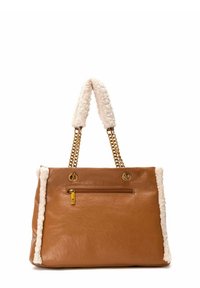 Bolso de piel marrón con ribete de forro sintético de shearling crema; asas de cadena dorada; bolsillo frontal con cremallera; textura suave; forma rectangular.