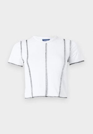 Λευκό κοντομάνικο μπλουζάκι με μαύρες ραφές, που διαθέτει cropped σχέδιο και ορατές ραφές. Μαλακό βαμβακερό ύφασμα, στρογγυλή λαιμόκοψη.