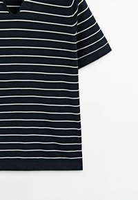 Chemise bleu marine à manches courtes avec des fines rayures horizontales blanches uniformément espacées et un col en V sur fond blanc.