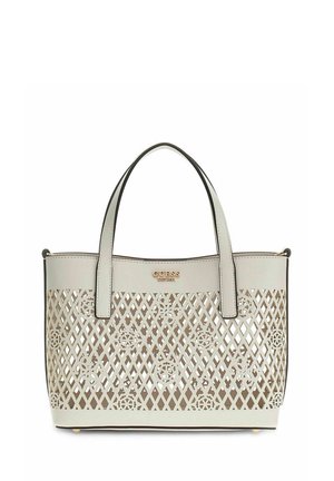Weiße Guess Tragetasche mit gekreuzten und floralen Ausschnitten, zwei oberen Griffen und goldener Logoplakette auf der oberen Vorderseite.