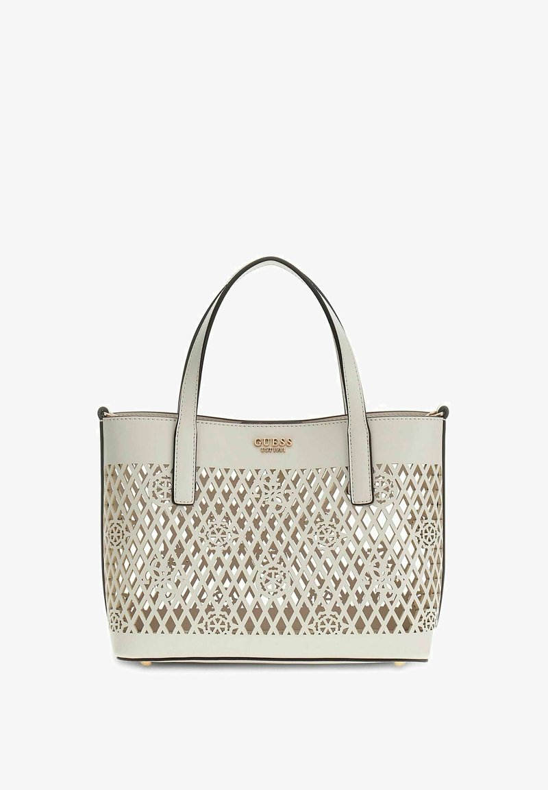 Sac fourre-tout blanc Guess avec motifs découpés croisés et floraux, deux poignées supérieures et plaque logo dorée sur le devant en haut.