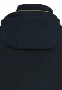 Veste bleu marine avec un col montant, texture lisse, coutures visibles et une ligne d'accent jaune à l'arrière. Présente un design ergonomique.