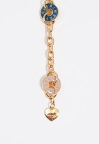 Cadena de oro con acentos circulares coloridos que presentan letras, incluyendo un disco rosa y azul, y un pequeño charm en forma de corazón dorado adjunto.