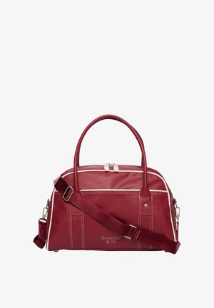Prostokątna torebka koloru burgunda z białą lamówką, górnymi uchwytami, regulowanym paskiem na ramię, przednią kieszenią na suwak oraz logo Superdry & Co.