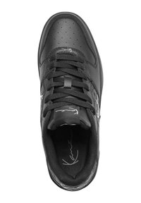 Sort sneakers med en glat læderoverdel, perforeret tåboks, sorte snørebånd og en tekstureret sål; har hvid grafisk detaljerings på tungen.