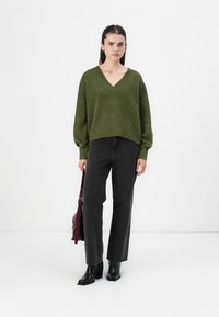 Vero Moda VMBOOM V NECK VER - Strickpullover - cypress