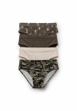 Vier Paar Jungen-Slips gestapelt mit Skelettdruck, einfarbig braun, beige und grün getarnt auf weißem Hintergrund.