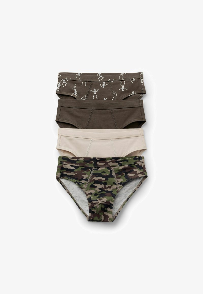 Quatre paires de slips pour garçons empilés, avec motif squelette, marron uni, beige et camouflage vert sur fond blanc.