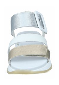 Sandali con cinturini, upper in metallizzato argento, cinturini bianchi e beige testurizzati e una fibbia bianca, con una suola in gomma chiara.