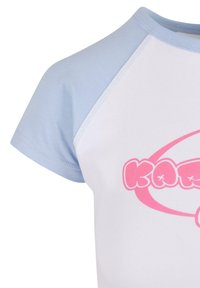 Camisa blanca con mangas azul claro, con un cuello redondeado y un gran diseño de texto gráfico en color rosa en la parte frontal. Material de algodón suave.