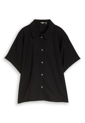 Czarna koszula z krótkim rękawem, klasycznym kołnierzykiem i sześcioma guzikami z przodu, pokazana na białym tle.