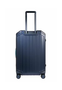 Marineblauwe harde bagage met verticale groeven, een uitschuifbare handgreep en vier wielen voor gemakkelijke mobiliteit. Vlotte textuur en duurzame ontwerpen.