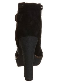 Czarny zamszowy botek za kostkę na wysokim obcasie. Posiada boczny zamek błyskawiczny oraz akcent w postaci klamry. Teksturowany materiał zwiększa przyczepność i wsparcie.
