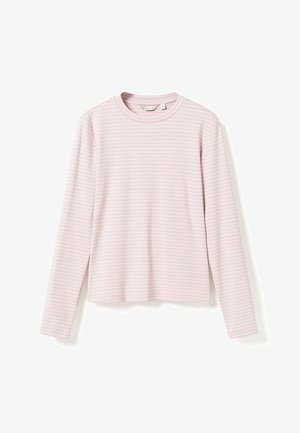 Haut rose pâle à manches longues avec col rond, fines rayures blanches horizontales, coupe décontractée et ourlet droit.