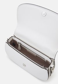 Borsa a tracolla in pelle bianca con forma arrotondata, hardware argentato, chiusura a scatto magnetica e un interno beige con una tasca con zip.