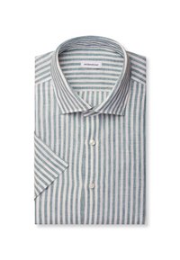 Chemise homme manches courtes à rayures verticales vertes et blanches, col ouvert, avec deux boutons visibles sur le devant, pliée soigneusement.