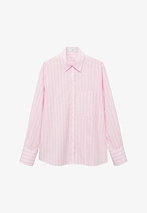 Cămășă roz deschis, cu mâneci lungi, cu nasturi, cu dungi verticale albe, guler și un buzunar pe piept. Materialul pare neted, cu o finisare lucioasă.