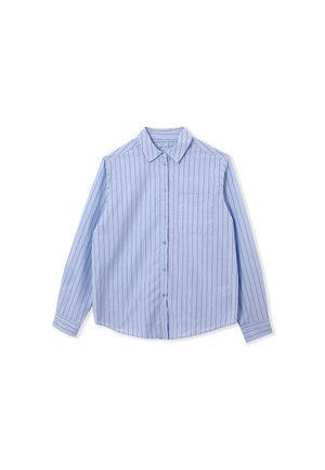 Camisa de botones de manga larga azul claro con rayas verticales blancas, cuello y un bolsillo en el pecho. Hecha de una tela suave con una textura lisa.