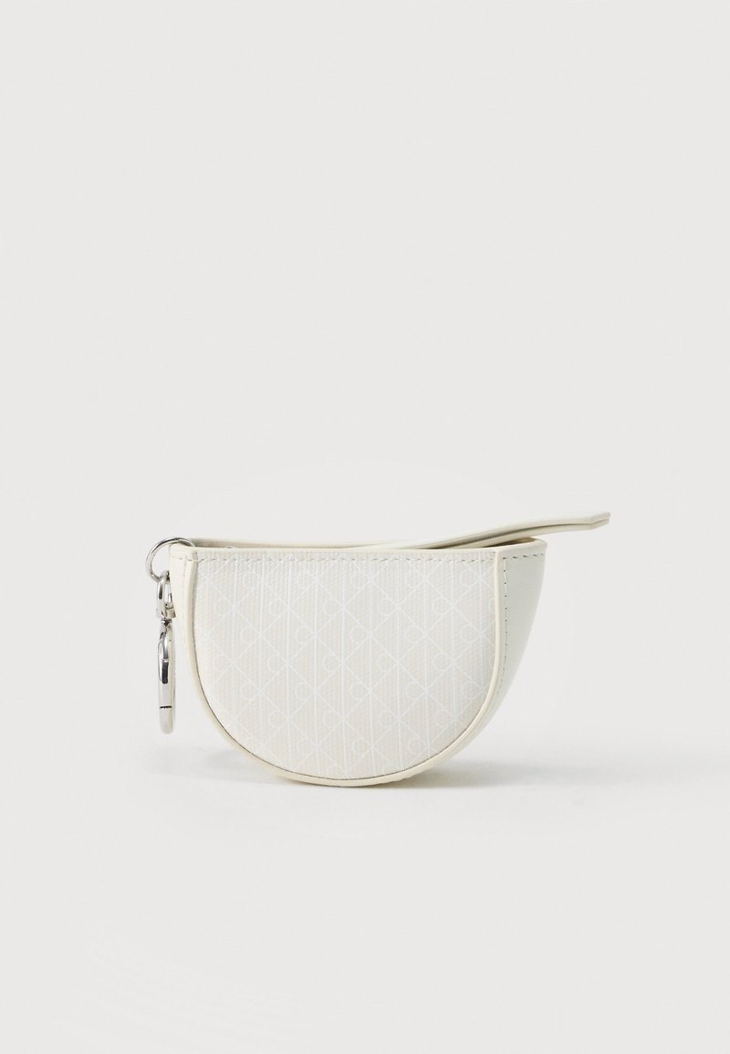 Petite pochette blanche semi-circulaire avec un motif subtil, une fermeture éclair en haut, et un porte-clés argenté attaché sur le côté gauche.