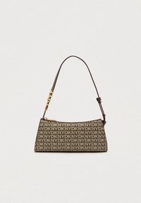 Καφέ τσάντα με σχέδιο και λογότυπο DKNY σε όλη την επιφάνεια, διαθέτοντας κομψό σχεδιασμό, μονή χειρολαβή με χρυσές λεπτομέρειες και κλείσιμο με φερμουάρ.