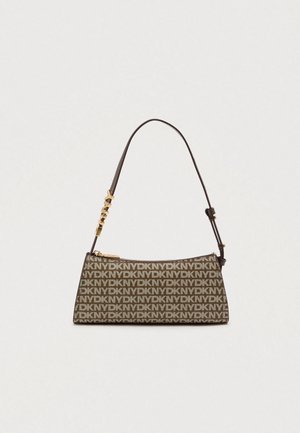 Καφέ τσάντα με σχέδιο και λογότυπο DKNY σε όλη την επιφάνεια, διαθέτοντας κομψό σχεδιασμό, μονή χειρολαβή με χρυσές λεπτομέρειες και κλείσιμο με φερμουάρ.