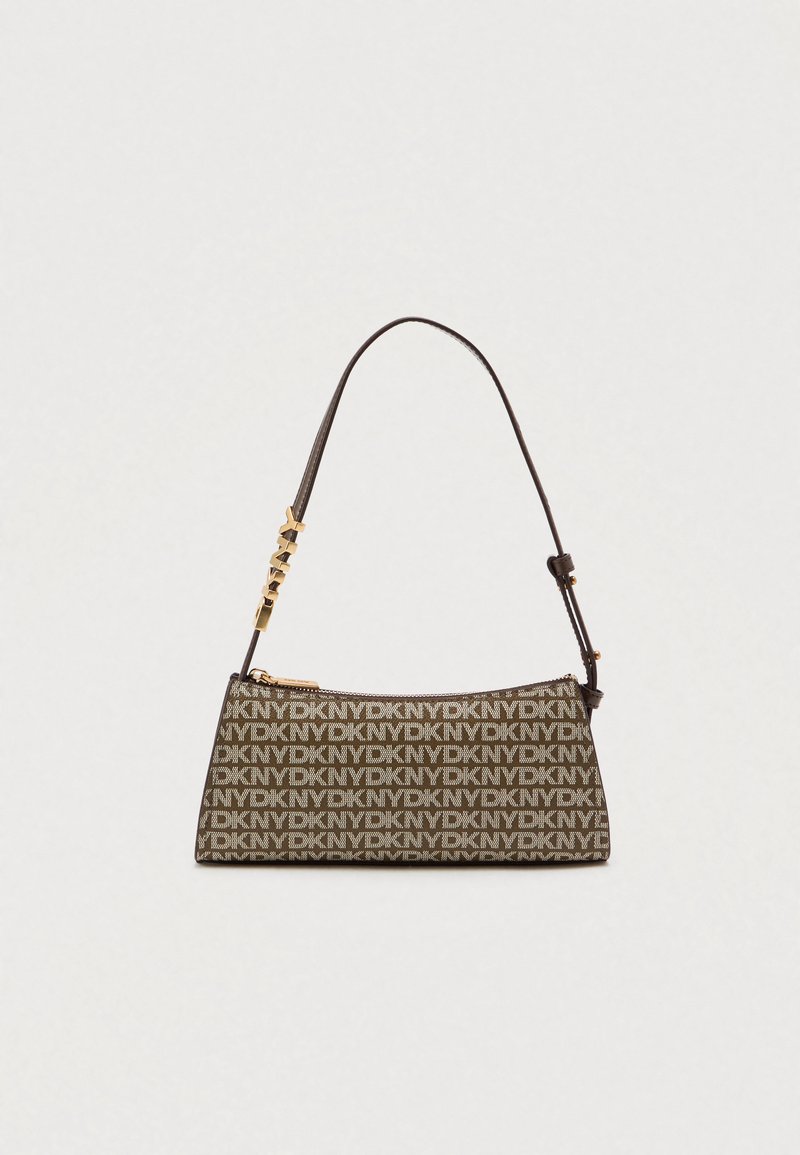 Καφέ τσάντα με σχέδιο και λογότυπο DKNY σε όλη την επιφάνεια, διαθέτοντας κομψό σχεδιασμό, μονή χειρολαβή με χρυσές λεπτομέρειες και κλείσιμο με φερμουάρ.