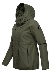 Giacca con cappuccio verde oliva con chiusura a zip, polsini elasticizzati e due tasche laterali con zip. Presenta lacci per una regolazione della vestibilità del cappuccio.