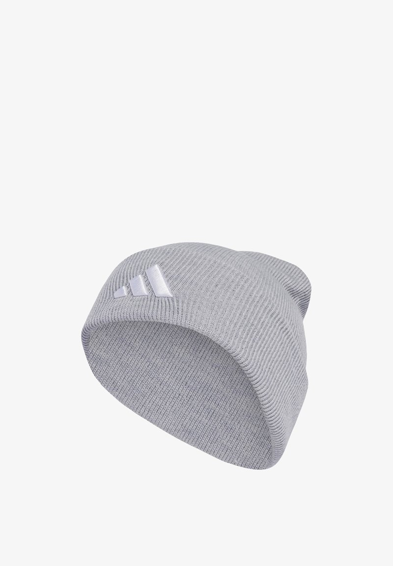 Berretto in maglia grigio con texture a coste e risvolto. Presenta tre strisce diagonali bianche su un lato.