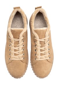 Beež nahast sneakers, millel on karvane pruuni vooder, ümar varvas, metallised nööbid ja kreemilised paelad. Tasane kummist tald, mis tagab haarde ja mugavuse.