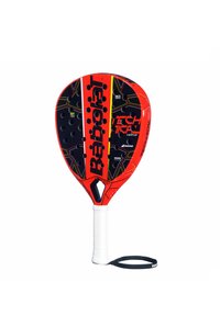 Rød og sort paddlebat med en solid overflade, flere huller til greb, hvid tekstureret håndtag og en håndledsrem fastgjort.