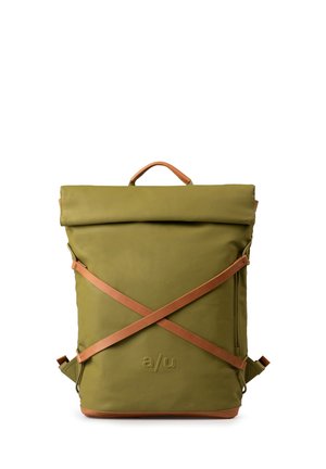 Olivgrüner Rolltop-Rucksack mit hellbraunen Lederriemen, die ein X bilden, einem oberen Griff und einem geprägten a/u-Logo auf der Vorderseite.