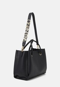 Schwarze Ledertasche mit strukturiertem Finish, doppelten Griffen und einem abnehmbaren Riemen mit goldenen "VALENTINO"-Buchstaben.