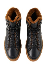 Schwarze LederWinterstiefel mit braunem Kunstpelz-Futter, Schnürung an der Vorderseite, metallischen Ösen und hellbraunen Gummisohlen, von oben betrachtet.