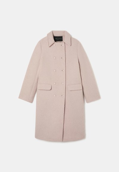 Cappotto rosa in misto lana con colletto, chiusura doppiopetto e due tasche frontali. Presenta un tessuto testurizzato e dettagli con bottoni.