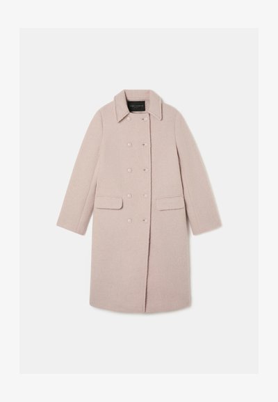 Rosa ullblandad kappa med krage, dubbelknäppt stängning och två framfickor. Har texturerad tyg och knappdetaljer.