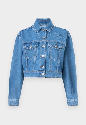 Μπλε τζιν cropped μπουφάν με μπροστινό κούμπωμα με κουμπιά, δύο τσέπες με καπάκι στο στήθος, μακριά μανίκια και κεντητό λογότυπο "Hugo" στο πάνω αριστερό μέρος.