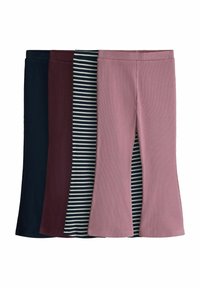 Quattro paia di pantaloni: blu scuro, borgogna, a righe blu navy e bianche, e rosa chiaro. Presentano tutti una texture liscia e un design svasato.