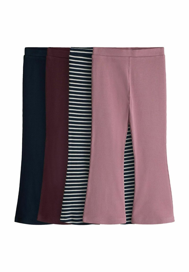 Quattro paia di pantaloni: blu scuro, borgogna, a righe blu navy e bianche, e rosa chiaro. Presentano tutti una texture liscia e un design svasato.