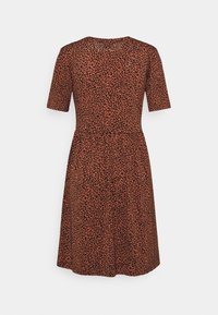 Oranssi-ruskea lyhythihainen mekko mustalla leopardikuviolla, jossa on istuva vyötärö ja liehuva helma, valmistettu pehmeästä, teksturoidusta kankaasta.