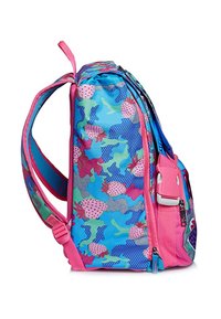 Zaino caratterizzato da una combinazione di colori blu e rosa con un motivo di pesci e fragole, spallacci regolabili e numerosi scomparti con cerniera.