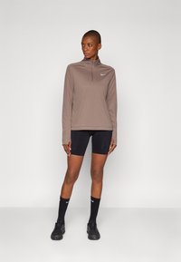 Nike Performance DRI-FIT PACER - Top dugih rukava - mink brown/reflective silver