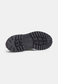 Suola di scarpa in gomma nera con motivi di battistrada profondi per la trazione, forma piatta e ampia, rilievo che indica la taglia 42, texture per una migliore presa.