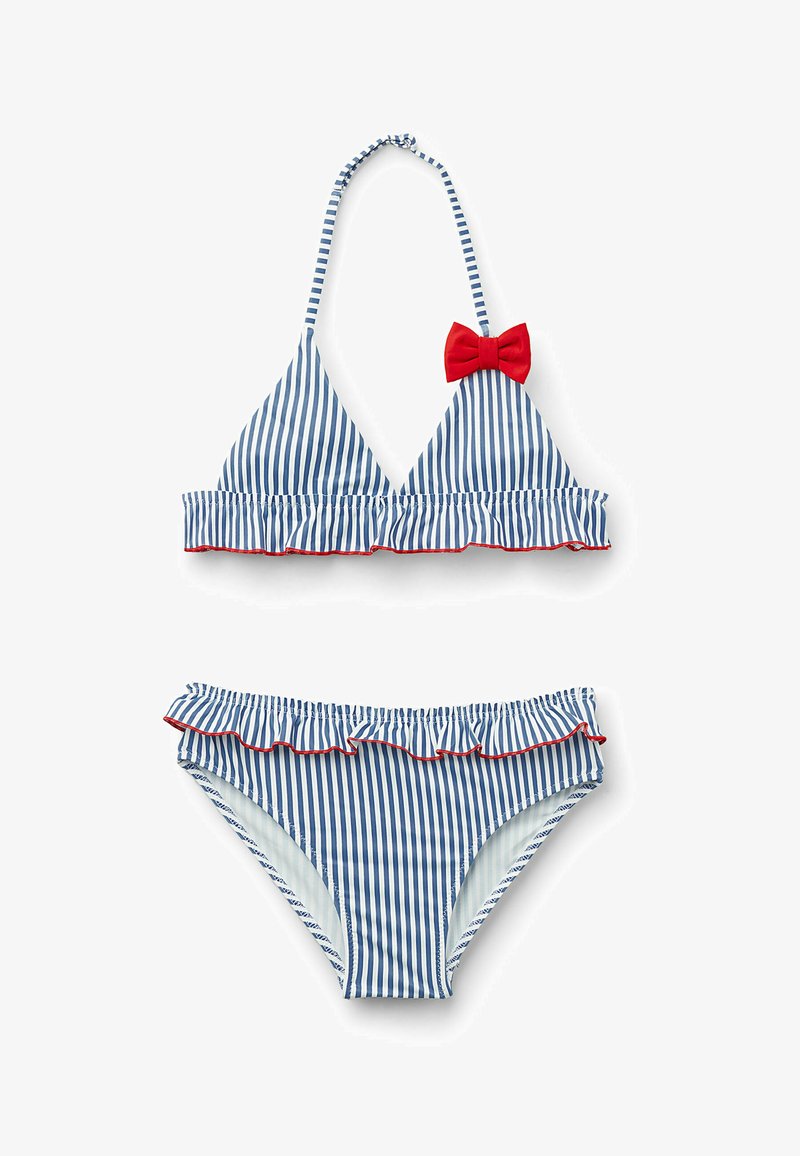 Bílo-modrý pruhovaný bikini set s volány, s červenou mašlí na vršku a červeným lemem na spodní části. Materiál je pravděpodobně plavková tkanina.