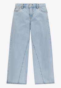 Jeans a gamba larga di colore blu chiaro in denim, con un classico design a cinque tasche, chiusura frontale con bottone e dettagli di whiskering delicati.