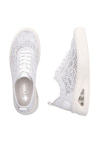 Des baskets blanches à lacets présentent un dessus finement tissé, une semelle blanche lisse et un logo circulaire sur le côté, conçues pour la respirabilité.