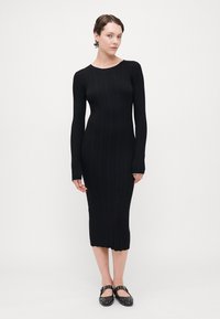 Vero Moda Tall VMNINA O NECK CALF - Vabalt langev kleit - black/birch