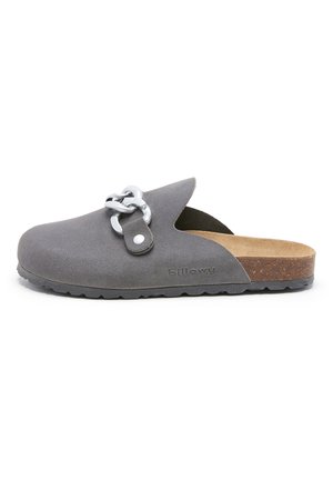 Mocassin en suède gris avec un accent en chaîne argentée et une semelle intérieure en liège texturé. Dispose d'une semelle en caoutchouc noir robuste pour une bonne adhérence.